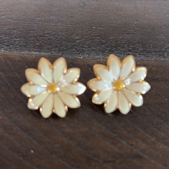 Flower Gold Earrings - Picture 2 of 3